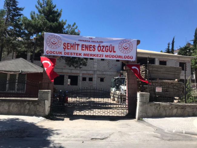 Yıkılarak yeniden inşa edilen yurt binasının girişine yeni ismi asıldı.